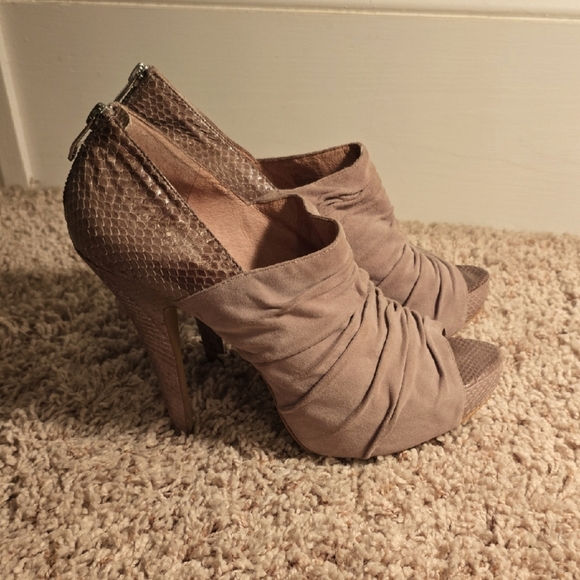 Vince Camuto Shoes - Edgy Vince Camuto Leather Peep-Toe Bootie Heels in Taupe EUC Size 10 (#20)